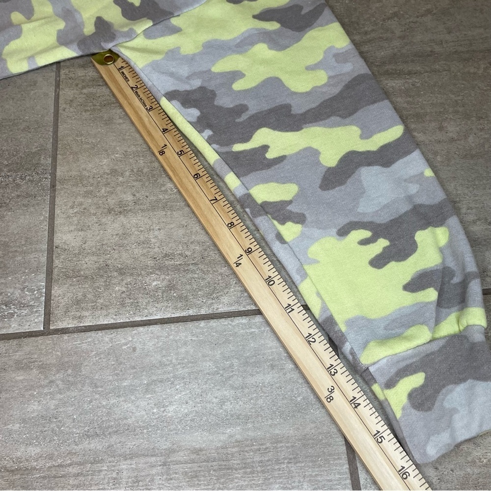 Evereve Peyton Jensen Neon Camo Soft Sweatshirt Women’s Size Small - Picture 8 of 12